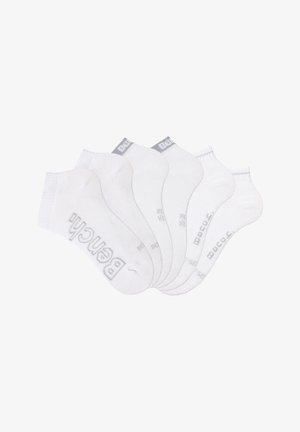 Chaussettes blanches à cheville en tissu doux, avec un bord côtelé et un logo gris clair sur le talon pour plus de détails.