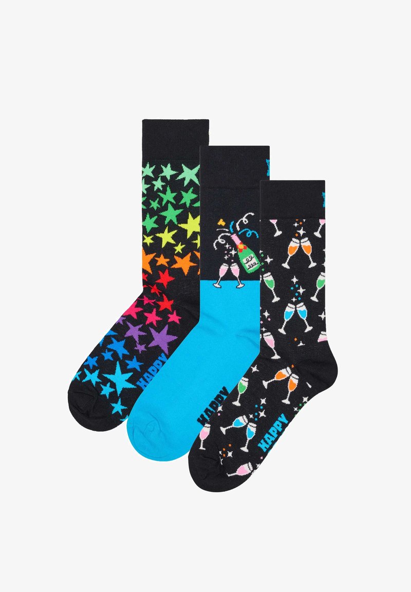 Três pares de meias: um com estrelas arco-íris, um azul sólido e outro preto com copos de champanhe coloridos. Feitas de tecido, apresentam designs vibrantes.