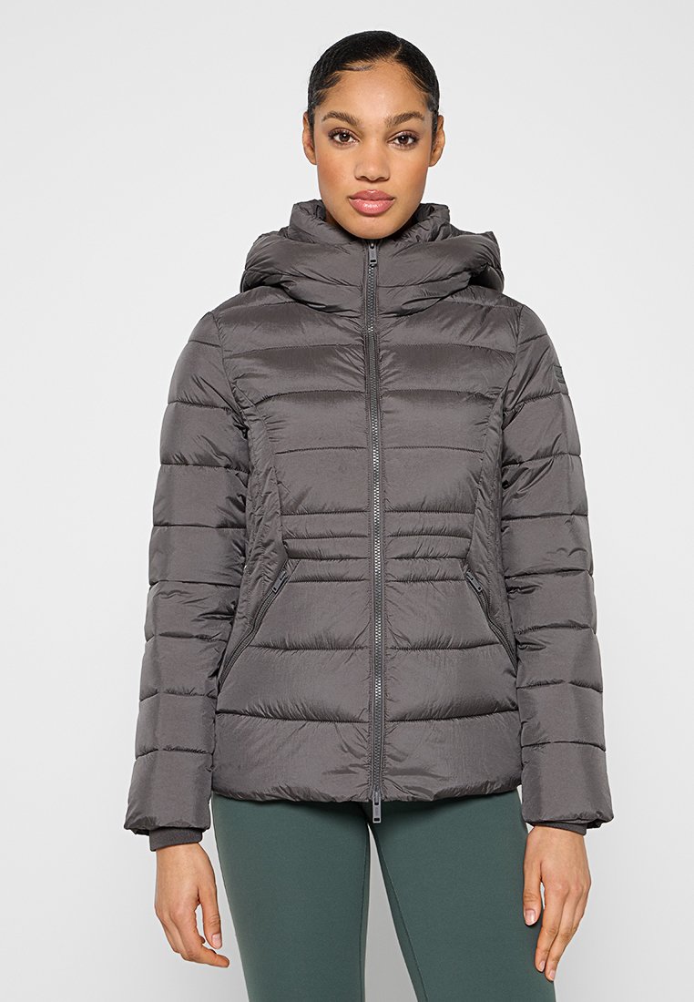 Giubbotto puffo grigio con cappuccio, presenta sezioni quilted orizzontali, chiusura con zip e tasche laterali per una funzionalità aggiuntiva.