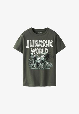 Zaļš kokvilnas T-krekls ar "Jurassic World" grafiku, kurā attēloti dinozauri, detalizētas ilustrācijas un krāsains balts teksts. Īsās piedurknes.