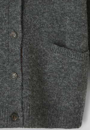 Cardigan en laine gris foncé avec une surface texturée, doté d'une fermeture à boutons sur le devant et d'une poche plaquée unique sur le côté gauche.