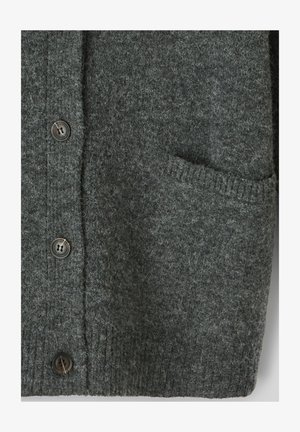 Cardigan en laine gris foncé avec une surface texturée, doté d'une fermeture à boutons sur le devant et d'une poche plaquée unique sur le côté gauche.