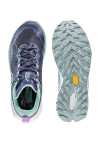Scarpe da trail running con tomaia blu scuro, dettagli riflettenti, interno verde menta e suola esterna in gomma grigia testurizzata con logo Vibram.