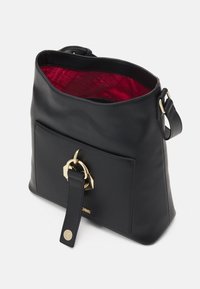 Svart läder axelväska med guldfärgad hårdvara, strukturerad design, ytterficka och rödtryckt inredning. Justerbar rem ingår.