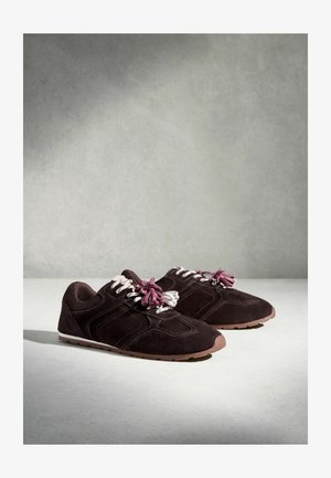 Next, Tossud - chocolate brown