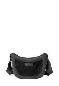 Borsa a spalla nera con forma curvata. Realizzata in pelle e suede, presenta una grande tasca frontale con un leggero logo e una tracolla regolabile.