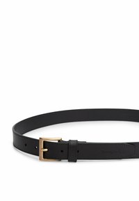 Schwarzer Leder Gürtel mit einer goldenen Metallschnalle, glatter Textur und mehreren Einstelllöchern. Schlichtes Design mit einem Markenlogo auf dem Riemen.