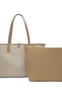 Bolso tote beige con superficie texturizada y asas lisas, acompañado por una bolsa beige lisa. Ambos artículos presentan un diseño minimalista.
