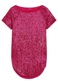 Top de lentejuelas fucsias con mangas cortas, escote redondeado y un corte holgado. Presenta líneas verticales de lentejuelas que cubren la tela de manera uniforme.