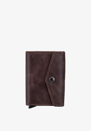 Kompakte dunkelbraune Lederbrieftasche mit sichtbaren Nähten, geprägtem Markennamen und Metall-Druckknopfverschluss.