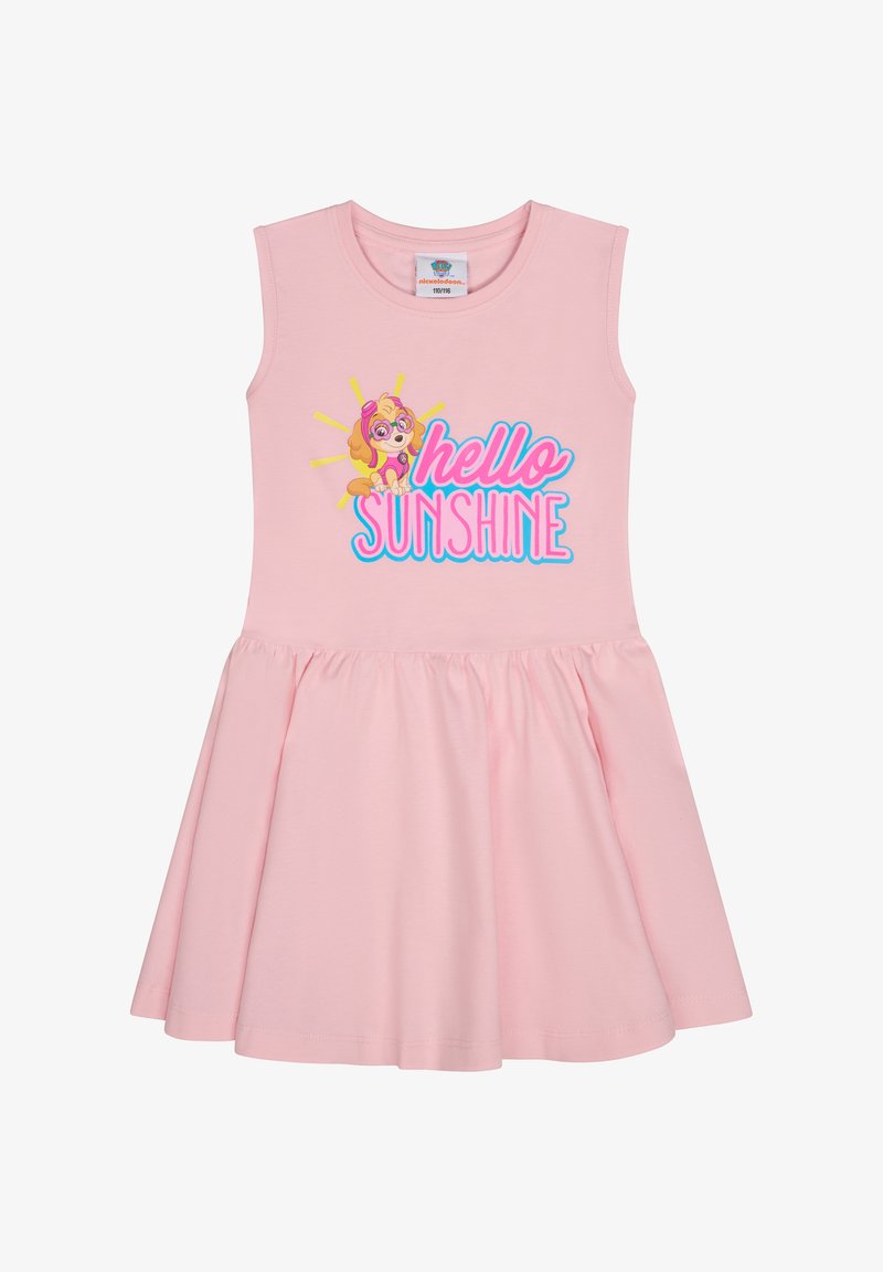 Różowa sukienka bez rękawów z dopasowanym korpusem i rozszerzanym dołem. Zawiera grafikę rysunkowego psa oraz tekst "cześć słońce" w żywych kolorach.