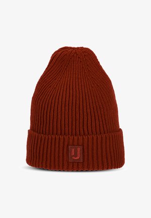 Bonnet tricoté en rouge profond avec une texture côtelée, doté d'un revers replié et d'un logo en patch carré de couleur contrastante.