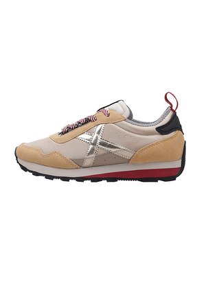 Zapatillas beige y tostadas con un logo plateado, acentos rojos, suede texturizado y una mediasuela blanca. Presentan cordones con patrón y una lengüeta.