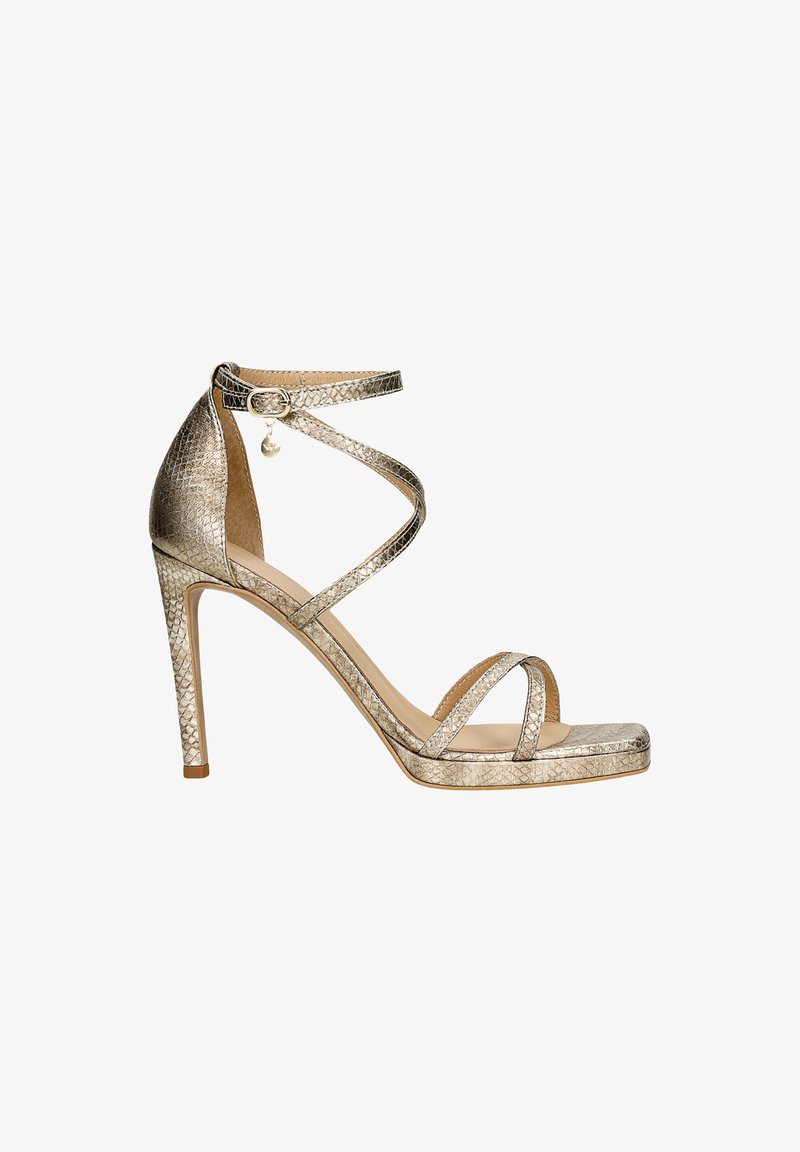 Metaliczne złote sandały na wysokim obcasie z krzyżującymi się paskami, teksturowana powierzchnia przypominająca skórę węża, otwarty czubek oraz smukły pasek na kostce z zawieszką.