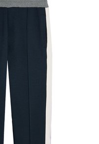 Marineblauwe joggers met lichtgrijze zijpanelen, met een gladde textuur en zijzakken voor functionaliteit.