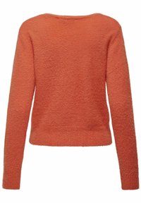 Pomarańczowy, puszysty sweter z dzianiny z długimi rękawami, odkrytymi plecami i ściągaczem na dole. Miękka tekstura i luźny krój. Brak widocznych wzorów i elementów metalowych.