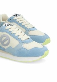 Sneaker in suede e mesh azzurro chiaro con base crema, caratterizzati da un grande logo grigio, punta rotonda e suola in gomma verde neon.