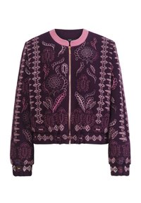 Veste zippée violette avec col et poignets côtelés roses. Présente une broderie florale complexe en motifs rose et blanc sur le tissu.
