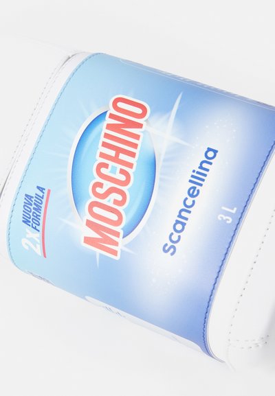 Flaske af Moschino Scancellina med en blå etiket med rød skrift, en hvid beholder og en kapacitet på 3 liter.