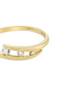 Bague en or au design lisse et courbé, ornée de trois pierres précieuses transparentes disposées en rangée horizontale, présentant une finition texturée et polie.