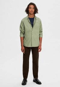 Selected Homme SLHREGRICK FLEX - Marškiniai - vetiver