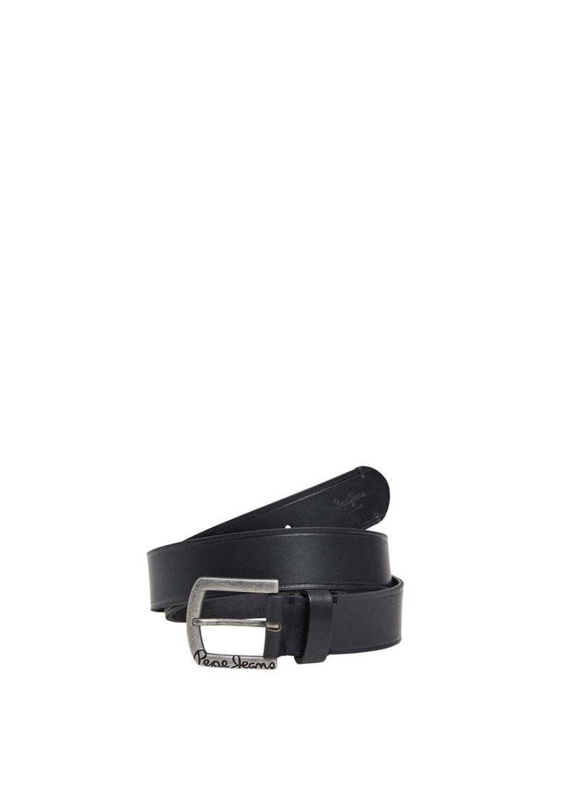 Cinturón de cuero negro con una hebilla rectangular de plata con grabado. Textura suave, diseño elegante y cuenta con un acento de marca en la hebilla.