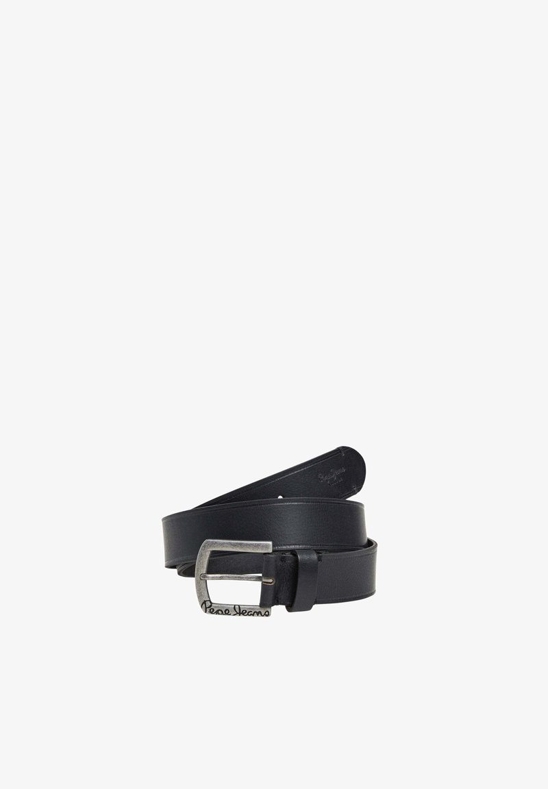 Cinturón de cuero negro con una hebilla rectangular de plata con grabado. Textura suave, diseño elegante y cuenta con un acento de marca en la hebilla.