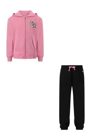 Różowa bluza z kapturem na suwak z literami "LA" na piersi oraz czarne dresy z różowym sznurkiem i ściągaczami przy kostkach.