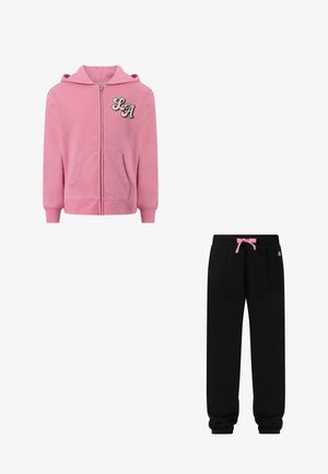Roze capuchonvest met rits en het opschrift "LA" op de borst, gecombineerd met zwarte joggingbroek met een roze aantrekkoord en omgeslagen enkels.