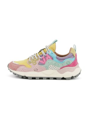 Scarpa da ginnastica multicolore con pannelli in camoscio e tessuto rosa, giallo, blu e viola, lacci bianchi e suola grigia robusta, vista laterale su sfondo bianco.