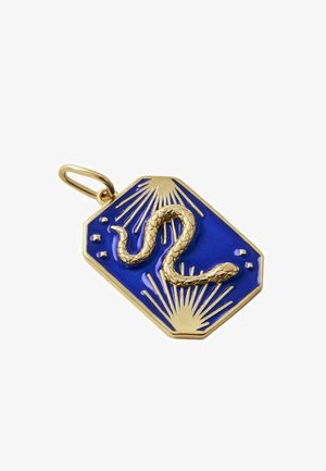 Colgante de oro con un diseño de serpiente sobre un fondo de esmalte azul, con forma hexagonal y detalles de estallido solar y pequeñas estrellas decorativas.