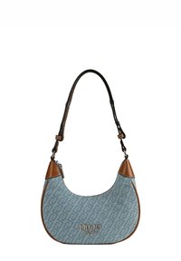 Borsa azzurro chiaro con dettagli in pelle marrone, caratterizzata da un motivo testurizzato, una forma curva e una tracolla removibile. Logo ben visibile.