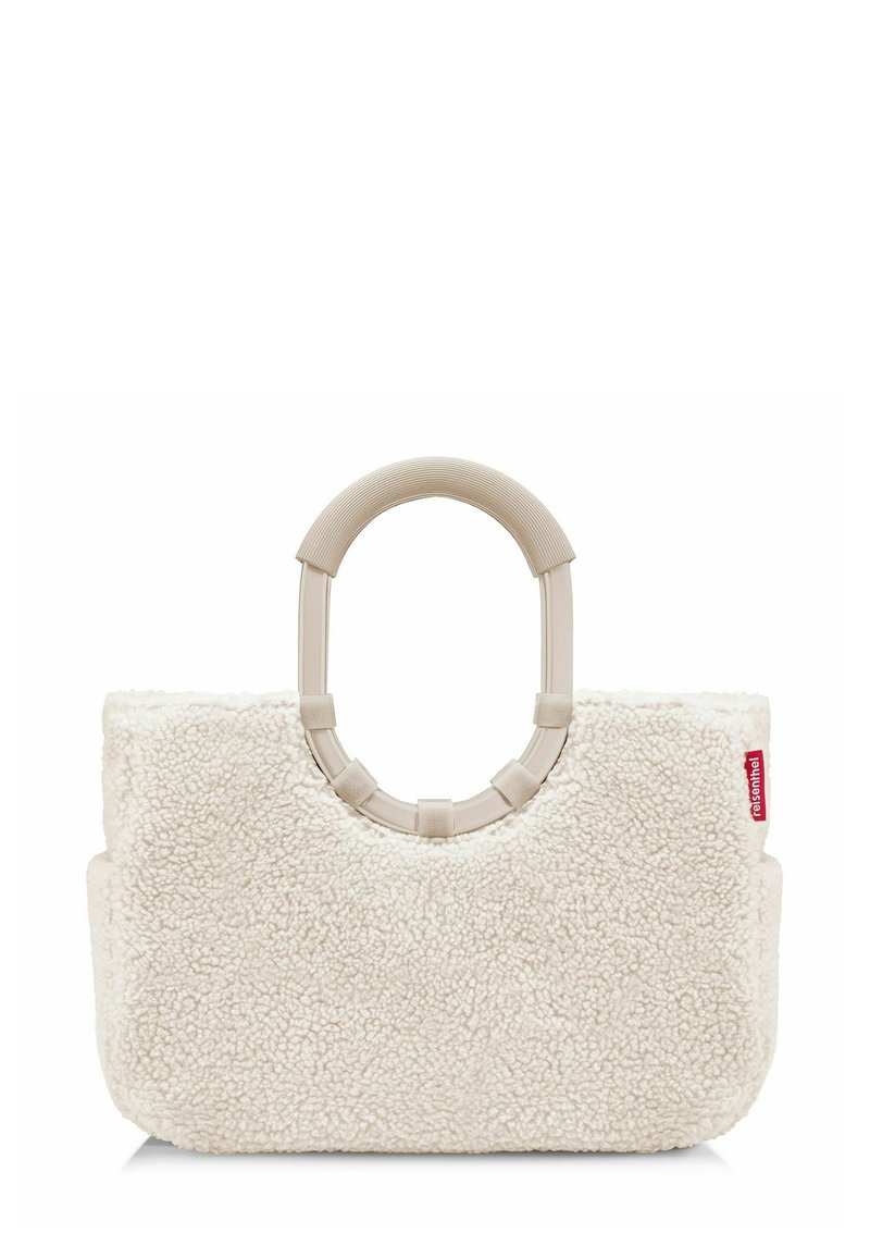 Borsa in finta pelliccia color crema con manico beige arrotondato, caratterizzata da una texture morbida e una forma rettangolare semplice. Etichetta con logo rosso sul lato.