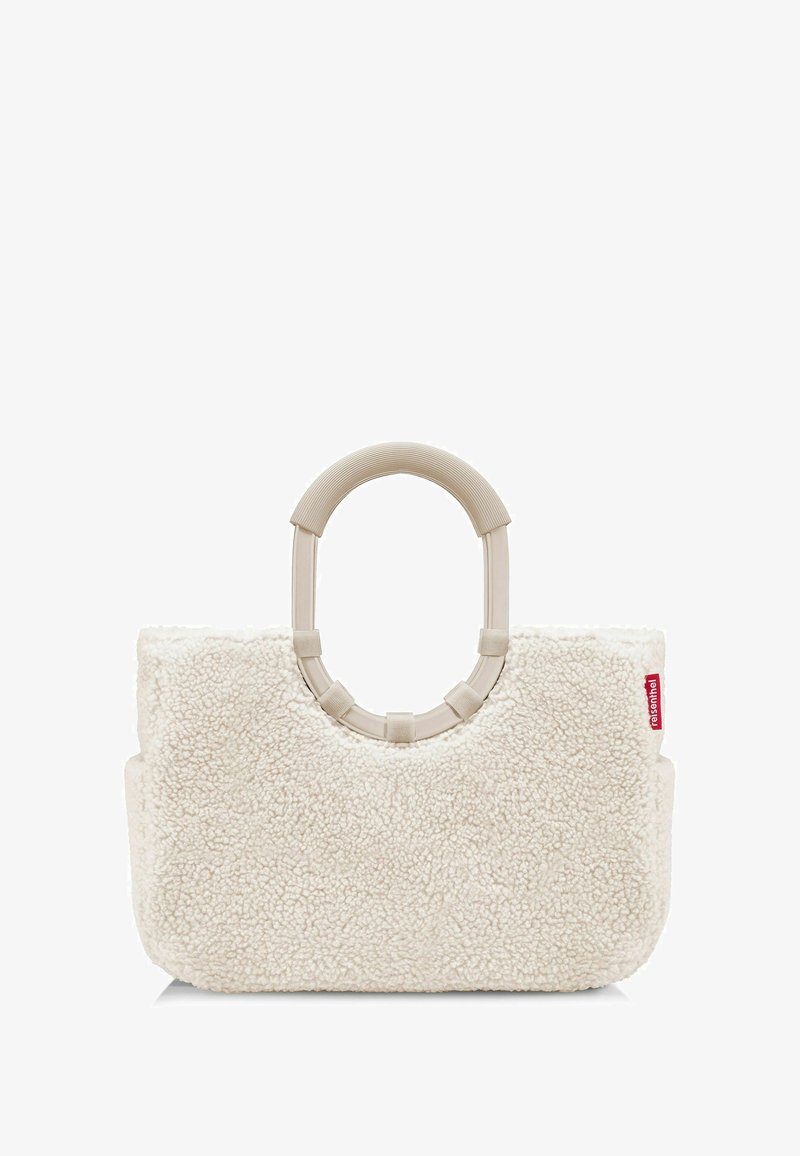 Borsa in finta pelliccia color crema con manico beige arrotondato, caratterizzata da una texture morbida e una forma rettangolare semplice. Etichetta con logo rosso sul lato.