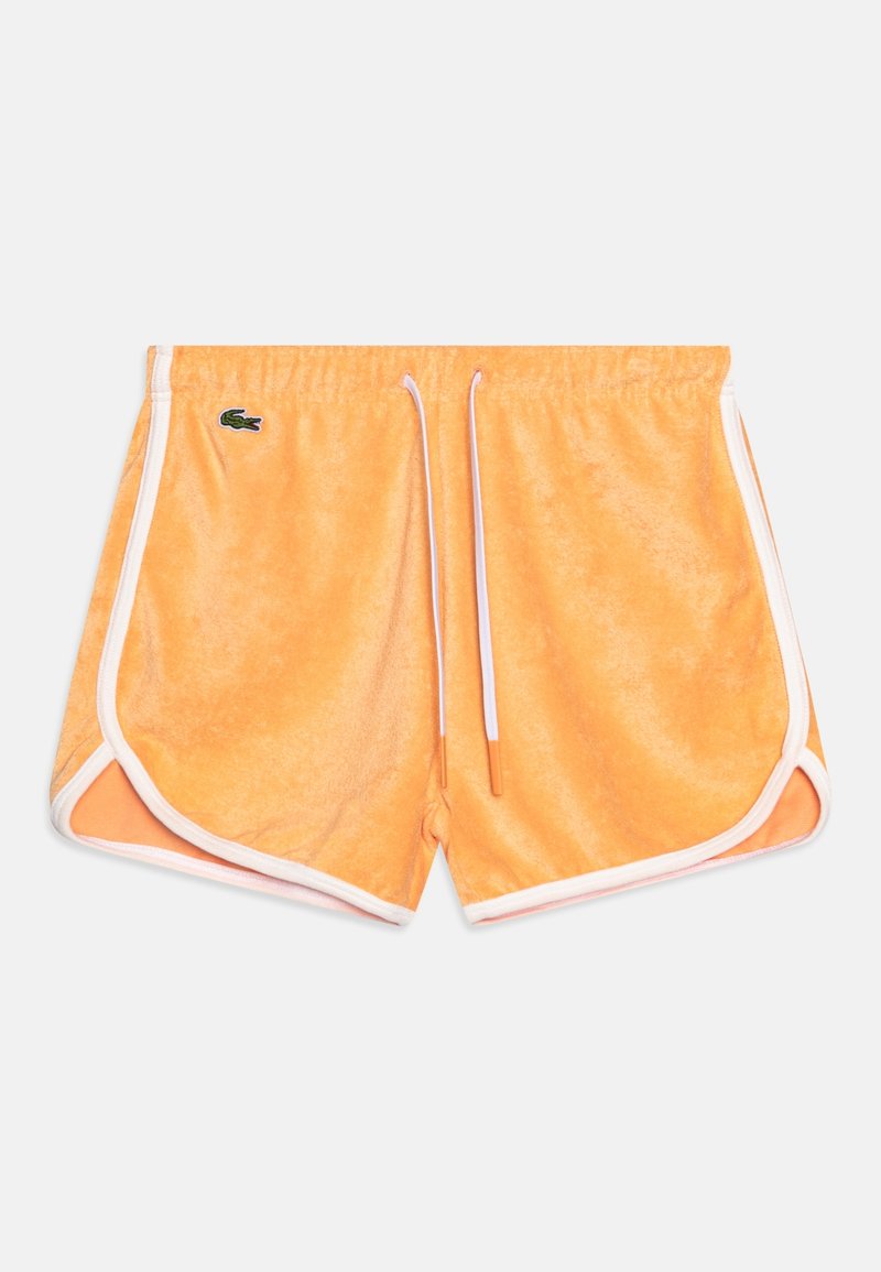 Shorts en éponge orange avec bordure blanche, taille à cordon, fentes latérales et petit logo crocodile vert sur le côté gauche.