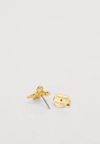 Orecchini d'oro a forma di aeroplano con piccoli accenti di cristallo trasparente. Un orecchino presenta un cuore inciso con "kate spade new york."