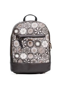 Zaino in finta pelle marrone con tessuto a motivo geometrico in beige, grigio e bianco. Presenta una tasca frontale con zip e una maniglia superiore.