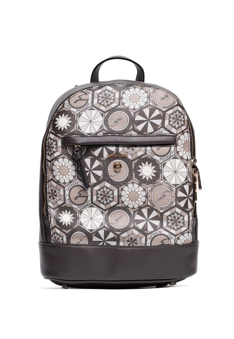 Zaino in finta pelle marrone con tessuto a motivo geometrico in beige, grigio e bianco. Presenta una tasca frontale con zip e una maniglia superiore.