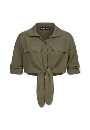 Camisa corta color verde oliva con cuello, dos bolsillos delanteros con solapa, mangas remangadas y nudo delantero.