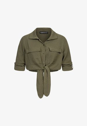 Camisa corta color verde oliva con cuello, dos bolsillos delanteros con solapa, mangas remangadas y nudo delantero.