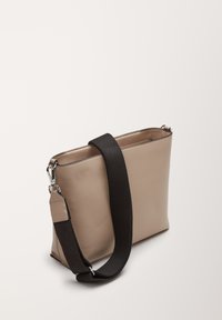 Borsa in pelle beige con superficie testurizzata, forma rettangolare e tracolla nera regolabile. Presenta una chiusura con zip e accenti in metallo argentato.