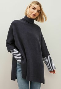 Next - PONCHO WITH STRIPE SLEEVE - Striktrøje - navy Miniaturebillede 1