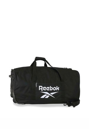 Bolsa de lona con ruedas negra de Reebok con bolsillo con cremallera delantero, asas superiores y correa de hombro desmontable sobre fondo blanco.