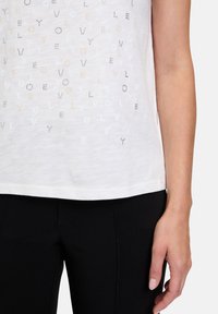 Cartoon MIT RUNDHALSAUSSCHNITT - T-shirt print - patch cream silver