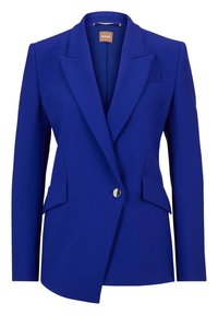 Niebieska, dopasowana marynarka o gładkiej fakturze, z ostrymi klapami, pojedynczym srebrnym zapięciem na guzik oraz dwoma kieszeniami z patkami. Nowoczesny, strukturalny design.