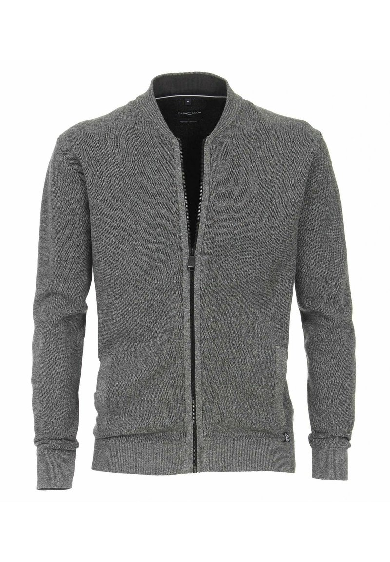 Grauer Strickcardigan mit durchgehendem Reißverschluss, gerippten Bündchen und Saum, zwei seitlichen Taschen und einem Bomberkragen. Strukturiertes Gewebedetail.