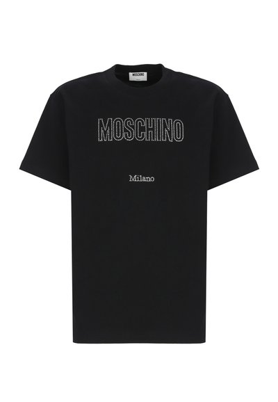 T-shirt nera in cotone con logo "MOSCHINO" impreziosito da strass e "Milano" sottostante. Maniche corte e scollo rotondo.