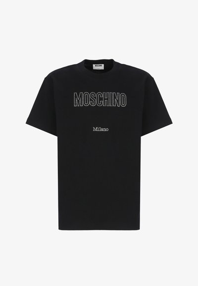 T-shirt nera in cotone con logo "MOSCHINO" impreziosito da strass e "Milano" sottostante. Maniche corte e scollo rotondo.
