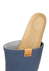 Blauwe BRK regenlaars met een beige gevoerde binnenzool die gedeeltelijk omhoog is getild, waarbij de gestructureerde grip en de binnenvoering zichtbaar zijn.