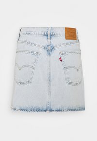 Světle modrá džínová sukně s zadními kapsami, vybledlým povrchem a hnědou koženou nálepkou na pase. Klasický pětikapsový design.